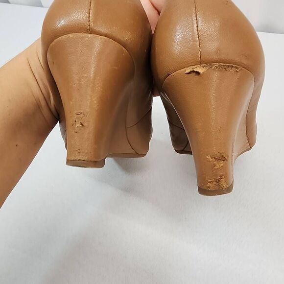 Tory Burch Size 6.5 Chelsea Wedge Pumps  Tan Leather Medallion Round Toe Comfort - Picture 8 of 11